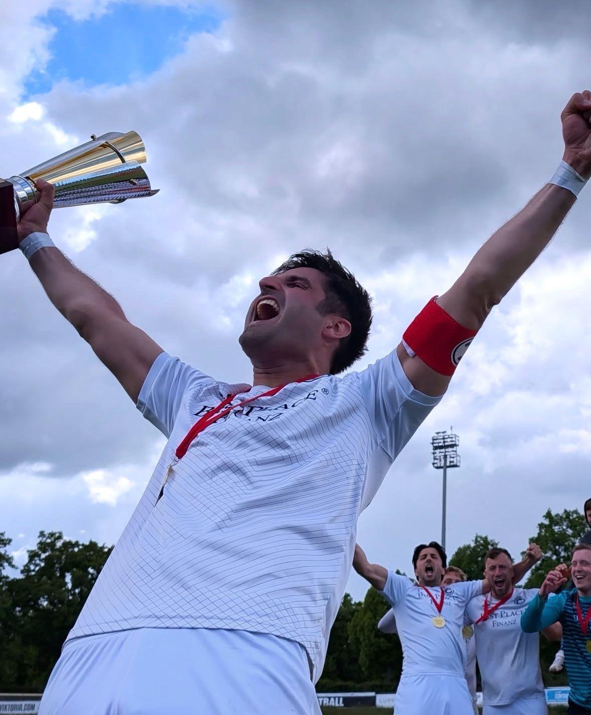 ü32 pokalsieg kapitän mit pokal 2026