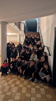 u11 team auf treppe