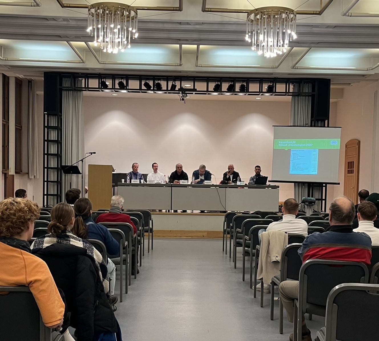 Blick zur Bühne auf der Mitgliederversammlung